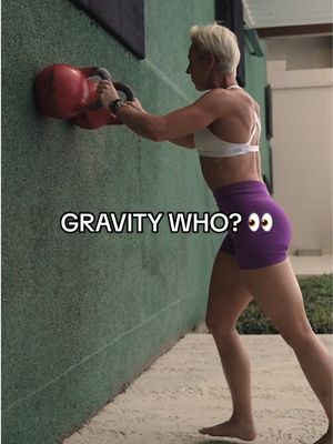 Gravity Who? 👀  Wer erinnert sich noch an diese Challenge? 😂 Damals hat dieser Winkel für ordentlich Verwirrung gesorgt… 😮‍💨🔥 Manchmal ist nicht die Realität anders, sondern nur die Perspektive. ✨ #gravity #gravitychallenge #plankchallenge 