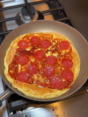 Pizza makes everything taste good🍕 #pizza #omelette #eggs #foodhacks #thefoodguy 