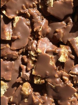 The ULTIMATE salty & sweet combo!  🍫 Visit my website (link in bio) and search “Chocolate Corn Chip Bark” for the full recipe!  #cornchip #chocolatebark #easydessert #EasyRecipes #snackidea 