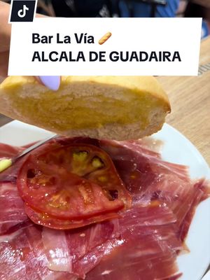 Clásico de clásicos.  📍Bar La Vía  El sitio perfecto en Alcalá de Guadaíra para empezar el día con un buen desayuno. Café, tostadas increíbles y a super precio!!   Con ese sabor de siempre que hace que quieras volver. ❤️ #barlavia #sevilla #alcaladeguadaira #desayunos #bar Incluido @Laguiademimi 