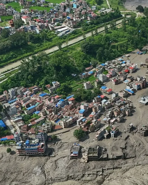 At least 160 people were killed in Nepal and more than 400, most of them foreigners, were listed as missing on Wednesday after flash flooding tore through valleys in the Himalayan country's northern border areas, according to authorities. The flash floods decimated villages, slamming into houses, roads, bridges and power plants. 📷: AP/Getty Images #nepal #asia #china #flood #himalaya 
