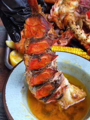 One of the most iconic lobster feasts I’ve ever had! 🦞🔥 San Pedro Fish Market knows how to do it BIG—loaded with flavor and made for sharing with the whole crew. 😮‍💨 Definitely one of those SoCal seafood experiences you have to try at least once! #FoodwithZen #SanPedroFishMarket  #LobsterFeast #SeafoodLovers 