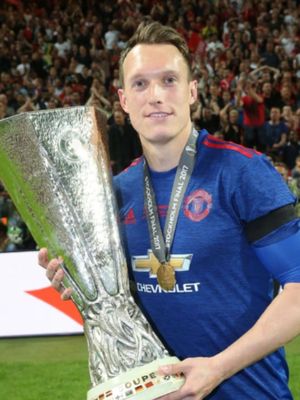 Phil Jones CONFRONTED a fan 🤯😳 We LOVED hearing the former England & Man United defender reveal the moment he learned to stand up for himself 💪 #highperformance #football #manunited #threelions #ucl #fifa #uefa