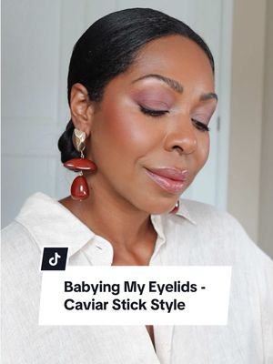 At 48, I’m VERY particular about what goes on my eyelids. Like it or not, skin gets drier as we age and my eyelids love to remind me of that daily. I want beautiful colour AND an eyeshadow that glides on without tugging, blends easily and — most importantly — doesn’t make mature lids look more textured. So, I put the @Laura Mercier Caviar Stick Eye Colors through a proper Rich Auntie wear test and I was very pleased!  💅🏾  Highly pigmented, creamy application, easy blending…and lasted beautifully all day in this August heat! You know, because pretty at 9AM is one thing. I need to know what we’re looking like at 6PM.  😂 Consider this mature skin-approved.  ✨ #LauraMercierPartner #CaviarStick
