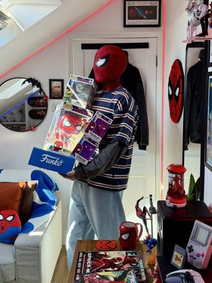 thanks Funko & Funko Europe for the BND PR package! 🕷️📦 the Jumbo Spidey is literally the size as my dog 😅 #apartmenttherapy #roominspiration #bedroomideas #spidey #ledlights