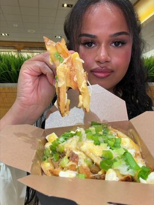 I love me a classic poutine but sometimes you just gotta switch it up and @New York Fries has the best options! #ad #poutine #newyorkfries