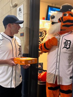 i would NEVER order a whole pizza for myself.. #impracticaljokers #tankajahari #MLB 