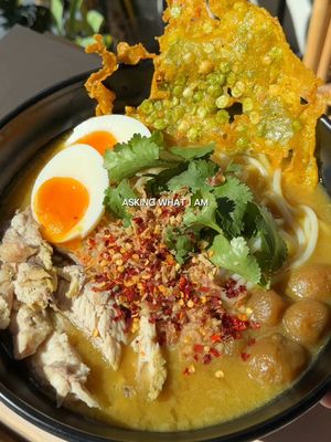 Mohinga မုန့်ဟင်းခါး Burmese Fish Noodle Soup 🇲🇲🐟🍜 FISH STOCK: 2 x 1kg catfish, whole 3 lemongrass stalks, smashed 6 garlic cloves 1 inch ginger 2 whole turmeric roots (or 2 tsp turmeric powder) 4 coriander roots SOUP PASTE: ¼ cup oil 2 lemongrass stalks, sliced ½ inch ginger ½ inch turmeric root 6 garlic cloves 2 shallots, diced 2 tsp smoked paprika 2 tbsp fish sauce MOHINGA SOUP: 10 pearl onions, peeled 2 tbsp white rice, toasted golden and ground to a powder 2 tbsp chickpea flour, toasted Reserved flaked catfish Fish sauce, to taste SPLIT PEA FRITTERS: ½ cup chickpea flour ¼ cup rice flour ¼ tsp turmeric ¼ tsp salt ½ cup split peas, soaked overnight ASSEMBLE: Rice noodles or vermicelli Crispy fritters Boiled eggs Coriander Red onion Fried shallots Fried garlic Chilli flakes Lime (a must!) #mohinga #burmesefood #myanmarfood #myanmartiktok #fypp 