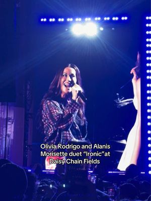 @Olivia Rodrigo surprised the crowd at @Daisy Chain Fields with #AlanisMorisette and an incredible duet of "Ironic." ❤️‍🔥🌼 Video: Hypebae #daisychainfields #oliviarodrigo #celebrity #music 