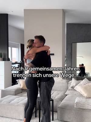 Manchmal bedeutet Wahrhaftigkeit auch, anzuerkennen, dass sich Wege trennen…🤍 Viele von euch begleiten uns bereits seit 2017 - durch 9 gemeinsame Jahre, davon 5 als Ehepaar, durch unglaublich viele Höhen, Tiefen, Veränderungen und Momente, die uns für immer verbinden werden.✨ Und dafür sind wir von Herzen dankbar. ❤️ Gleichzeitig haben wir für uns erkannt, dass unser gemeinsamer Weg als Ehepaar hier endet. Definitiv nicht, weil wir uns als Menschen nichts mehr bedeuten.. Wir haben nach wie vor Liebe, Respekt und Wertschätzung füreinander und wünschen uns gegenseitig von Herzen nur das Beste. Wir haben einfach verstanden, dass zwei Menschen sich lieben können und trotzdem an einen Punkt kommen, an dem sie sich innerhalb einer Partnerschaft nicht mehr das geben können, was beide brauchen, um langfristig erfüllt und glücklich zu sein. Dieser Weg der Wahrhaftigkeit war ein langer intensiver Prozess.  Und manchmal bedeutet Liebe dann eben nicht festzuhalten. Stattdessen dem anderen ehrlich zuzugestehen, seinen eigenen Weg weiterzugehen. 🤍 Mehr möchten wir dazu ganz bewusst nicht teilen. Unsere Gespräche, Prozesse und Entscheidungen gehören zu uns und dürfen auch dort bleiben. Danke für das Verständnis.  Was war, verliert dadurch nicht seinen Wert. Kein schlechtzureden, was einmal wunderschön war. Nichts festzuhalten, nur weil es lange Bestand hatte… Stattdessen dankbar loszulassen, wenn man spürt, dass sich der gemeinsame Weg verändert hat… und glaubt uns. Gekämpft haben wir.  Wir bitten euch deshalb von Herzen, unsere Entscheidung und unsere Privatsphäre zu respektieren und uns beiden Raum für das zu geben, was jetzt vor uns liegt. Danke für eure Liebe, eure wertschätzenden Nachrichten und dafür, dass so viele von euch ein Stück unseres gemeinsamen Weges mitgegangen sind. 🤍 Und wenn du selbst gerade durch eine Trennung oder einen Neuanfang gehst: Glaub uns: du musst heute noch nicht wissen, wohin dieser Weg dich führt…🫂 Fühl, was da ist. Bleib bei dir. Und vertrau darauf, dass auch aus dem Loslassen etwas Neues Wundervolles, Wahrhaftiges entstehen darf. ✨