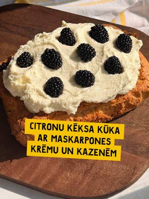 ✨ Svaiga un vienkārši pagatavojama kūka, kas lieliski papildinās 1. septembra svinību galdu vai būs lielisks veids, kā nosvinēt vasaras aiziešanu! 🍋 Ņem Dobeles dzirnavnieka maisījumu “Citronu kēkss”, pagatavo maigu krēmu un padari kūku vēl gardāku ar sulīgām kazenēm!
