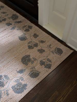 The details that make an entryway feel like home. Florals, millwork, and the Rue rug from Chris Loves Julia x Loloi that brings it all together. #chrislovesjuliaxloloi @Julia Marcum    Rug: Rue RUE-05 Natural/Denim