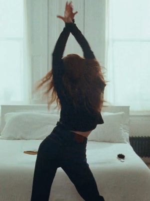Sadie Sink feels the fit. From the moment you put them on. The right jeans change everything.