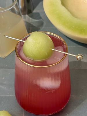 We took the official drink of the US tennis tournament and gave it a Fresh Del Monte spin! 🍹 Honey Deuce Mocktail: 🎾 3 oz fresh lemonade 🎾 1 oz raspberry or cranberry juice 🎾 Splash of club soda  🎾 1-3 Honeydew balls, for garnish 🎾 Crushed or cubed ice #freshdelmonte #fruit #freshfruit #USOpen #honeydeuce 