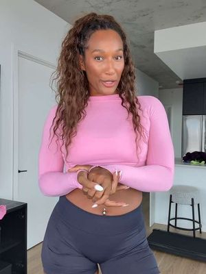 Just over here answering life’s most meaningful questions 🙃 Are you a high-rise or mid-rise kind of girl?! Either way we love @Oner Active for giving us OPTIONS.💖 Use code: DANYELE to save! #highrise #lowrise #tallgirl #midsize #oneractive 