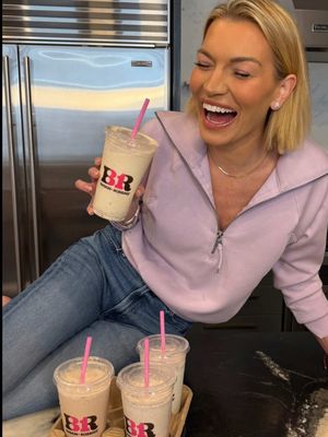 @Lindsay Hubbard knows best… @BaskinRobbinsUS shakes are the perfect sweet treat no matter the szn 😋🍂☀️ Get yours + a side of points when you shop Lindsays’s favs in the Fetch app!🍦 link in bio 🔗  #fetch #fetchrewards #seasonalshift #lindsayhubbard #baskinrobbins 