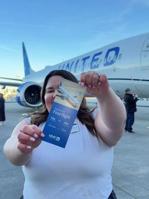 Not the wholesome gate send-off 🥹 Ride along on a special employee delivery flight with @natalie #UnitedAirlines #Travel #Aviation
