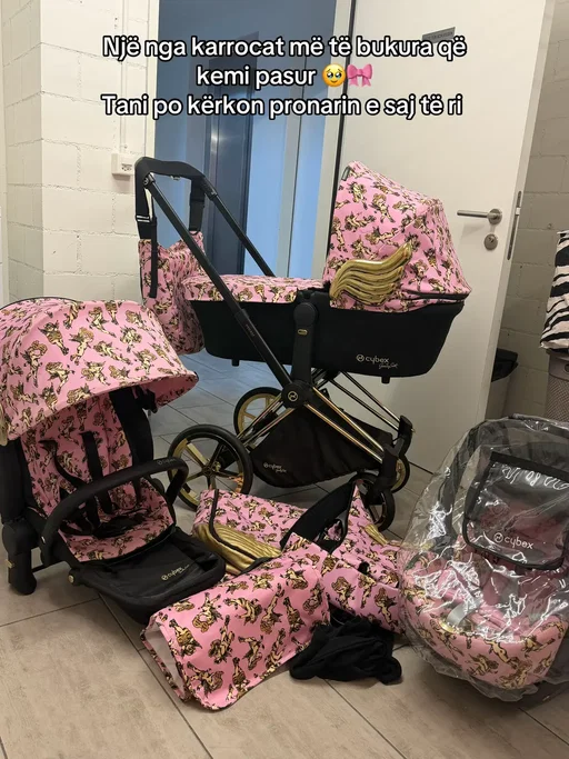 Shitet CYBEX PRIAM × JEREMY SCOTT – CHERUBS PINK 🪽✨ Limited Edition 💕 Seti komplet: 🎀 Karroca Priam 🎀 Portbebe 🎀 Cloud Car Seat 🎀 Footmuff 🎀 Kanguri per beben 🎀 Çanta 🎀Shtresa per nderrim e bebes 🎀Mbulesa e shiut per car seat dhe portbebe Seti komplet dhe në gjendje shumë të mirë. 2000€   Për më shumë info/foto më shkruani privat  FOR SALE – CYBEX PRIAM × JEREMY SCOTT – CHERUBS PINK 🪽✨ Limited Edition 💕 Complete set includes: 🎀 CYBEX Priam stroller 🎀 Carry Cot / Bassinet 🎀 Cloud Car Seat 🎀 Baby Carrier 🎀 Footmuff 🎀 Changing Bag 🎀 Baby changing mat 🎀 Rain covers for the car seat & carry cot The complete set is in very good condition ✨ €2,000 – slightly negotiable 🇨🇭 For more information or photos, please send me a DM 💌