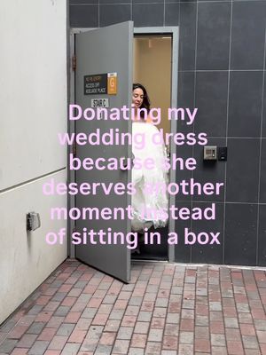 You guys know I’m all about second chances for clothes. There’s too much clothing that gets thrown out, filling up landfills. Not to mention we spend thousands of dollars for a dress to be worn once 😫 I know wedding dresses are so special and meaningful, but that’s always why they deserve a second (or third or fourth!) moment in the spotlight! Keeping my dress was never going to feel right with me, so when I found out you could donate it, it was a win-win 💞. @bridesprojectto lets brides shop for their dresses at a massive discount, while the money from the profits goes to cancer research. If you’re not in Toronto but want to donate your dress, I definitely recommend looking one up in your city! PS - my dress is already listed for sale on their website if you want to go see 👰🏻