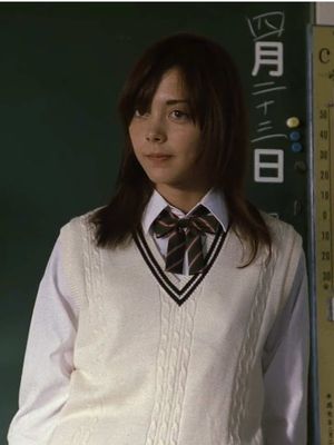 Some movies feel like nothing else you’ve ever seen. The Taste of Tea (2004) is one of them. Directed by Katsuhito Ishii, this wonderfully strange Japanese film follows a family living in the countryside, where everyone seems to be dealing with their own little obsession, dream or problem. There’s a mother trying to return to animation, a father who works as a hypnotist, a teenager experiencing first love, an eccentric grandfather, and a young girl who is followed by a giant version of herself. It’s funny, surreal, unpredictable and surprisingly heartfelt. The film jumps between everyday family moments, absurd comedy, animation and quiet emotional scenes without ever feeling like it needs to explain itself. It’s the kind of movie where you just sit back and let it happen. If you’re looking for something completely different, give this one a chance.