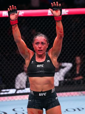 ¡La mandó a dormir! 😴 Delphine Benouaich somete a Sofía Montenegro después de un poderoso ground & pound y se lleva la primera victoria para Francia. 🇨🇵 🔴 EN VIVO #UFCParis solo por Paramount+