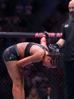 ¡Un final brutal! 🤯 Disfruten la secuencia con la que Delphine Benouaich acabó con Sofía Montenegro. 💥 🔴 EN VIVO #UFCParis solo por Paramount+