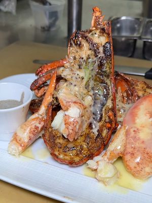 Cut Las Vegas does a Whole Roasted Maine Lobster with Black Truffle Emulsion for $155, which makes for an excellent entrée or luxurious side dish! #lobster #lasvegasfoodie 
