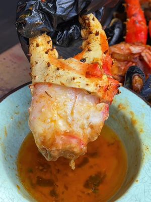 Look at the SIZE of this King Crab claw! 🦀🔥 Now THAT’S a serious seafood feast. 😮‍💨 Who’s ready to crack into this?  #KingCrab #SeafoodFeast #SeafoodLovers #SeafoodBoil