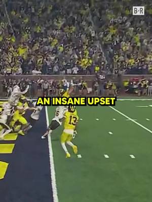 MICHIGAN SURVIVES ON AN INSANE HAIL MARY 🤯 #CollegeFootball #football #cfb #michigan