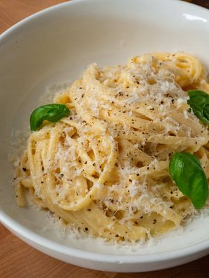 No heavy cream, and probably one of the easiest pasta sauces you can make. This Lemon Butter Linguine gets super glossy and creamy just from pasta water, butter and Parmigiano, with lots of lemon, garlic and basil. It’s honestly hard to believe how delicious this is for the amount of time it takes to make. Serve it as-is or with your favorite protein.  #lemonpasta #pastarecipe #linguine #easypasta #yarindanieli  Easy recipe Quick recipe Lemon butter linguine Lemon pasta Creamy pasta without cream Easy pasta recipe