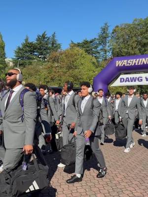 First Dawg Walk of the season 👊🍎🏆 #GoHuskies