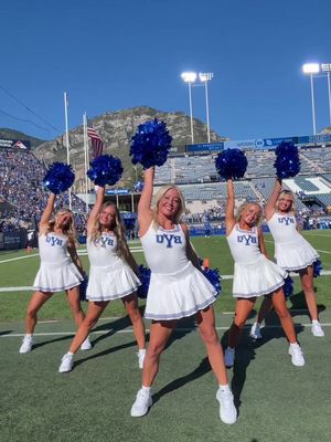 THE best night at LES! 🏟️💙 Lets go cougar win!! @byucougarettes #gameday #byufootball #cougarettes #collegedanceteam #provoutah 