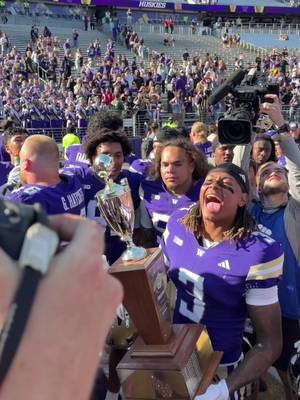 Trophy stays in Seattle. #GoHuskies #AppleCup #Football #Seattle 
