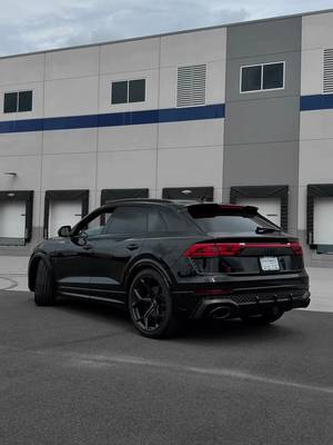 That sound tho… 😮‍💨  #audi #rsq8 #fyp #cars 