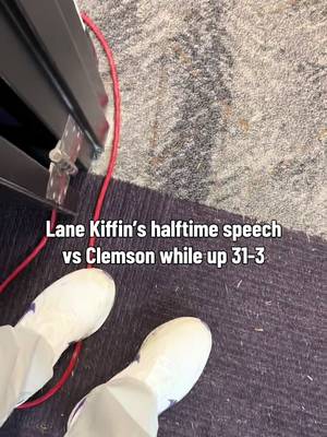 Lane Kiffin’s halftime speech vs Clemson while up 31-3 Week 1 😳 Stats were insane at this point too: Total Yards: LSU 336, Clemson 54. First Downs: LSU 21, Clemson 1. Clemson (-4) rushing yards. #lsufootball #lsutigers #lanekiffin #CollegeFootball #lsu 