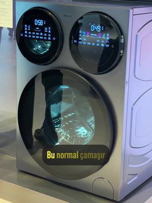 MUTFAK BEZİYLE KIYAFETİNİ AYNI YERDE YIKAMAYANLARA MÜJDE... (@haier.turkiye reklam) Haier'in IFA Berlin standında 3 bölmeli bir çamaşır makinesi vardı; ana kazanın yanında 1'er kilodan 2 ayrı yuva var. Çorap, mutfak bezi, birkaç beyaz için makineyi ayrı ayrı çalıştırmaya gerek yok. En zor kısmı da normal makine boyutunda yapmaları, ekstra uzun değil yani. Türkiye'ye de geliyor. Profilimdeki linkte Spunkram Library'i inceleyebilirsin! Bu tarz videolar gelsin diyorsan videoyu beğenip, takip etmen lazım!