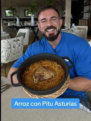 Lamentablemente estas cosas pasan y tengo que contarlas: el otro día tenía antojo de un plato asturiano que me encanta: el Arroz con Pitu de Caleya (El pollo de Asturias). Navegando en Google vi que en un Restaurante en Luces al lado de Lastres llamado Tella lo preparaban. Reservé y fui a comer allí. Desafortunadamente, el aspecto no iba en consonancia con el sabor, debieron de equivocarse con el fondo porque sabía a un Arroz estilo Carabinero o Señoret.. Me da rabia que pasen estas cosas porque mi prioridad siempre es buscar restauranres donde comer bien y contar mi experiencia sea positiva o negativa. En este restaurante en concreto en otras ocasiones sí que había comido bastante rico pero esta vez ni el arroz estuvo a la altura y los Tomates con Bonito pasaron desapercibidos. Si disfruté bastante con el Canelon de Pitu, plato estrella de la casa.  Están atentos porque quiero ir probando más "Arroces con Pollo" por todo Asturias (más allá de los de Molin de Mingo y los locales de Nacho Manzano). Pronto os subo otro. 