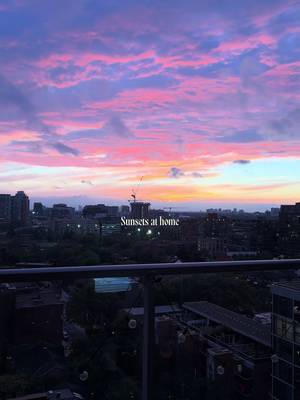 Something about watching the sunset from the comfort of your own home just hits different😮‍💨🤌🏼 #homeinspo #interiordesign #cozyhome #homedecor #sunset 