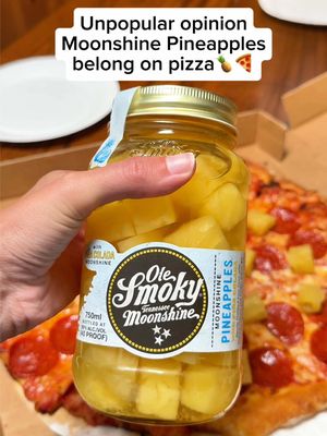 If you're gonna break the pizza rules, break 'em right #olesmoky #pineapplepizza #moonshinepineapples 