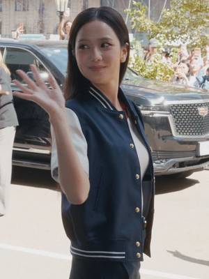 @JISOO’s here, say hi! #JISOO #nyfw #tommyhilfiger 