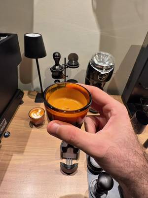 اتفرج عالفيديو للاخر علشان تعرف تعمل اسبريسو مظبوط 👌 #alfy_coffee #coffee #pov #espresso 