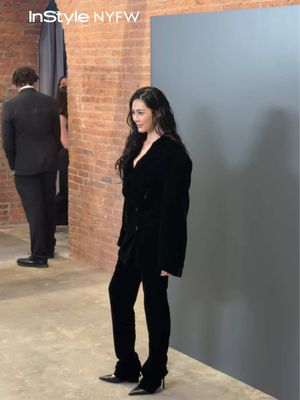 #LinglingKwong’s fans showed up and showed out for her at @Calvin Klein’s ss27 show today during #nyfw. #lingling #linglingkwongedit #linglingkwong_orm 