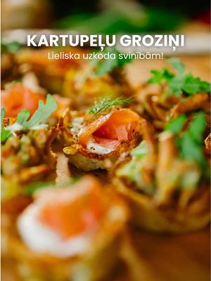 Kraukšķīgi kartupeļu groziņi, kurus vari piepildīt ar teju jebko, ko sirds kāro!  Šoreiz pagatavoju divas versijas: 🐟 ar auksti kūpinātu lasi un krējuma mērcīti 🍄‍🟫ar ceptām gailenēm, sīpoliem un cukīni Izskatās skaisti, garšo vēl labāk un pats labākais - pildījumu vari pielāgot savām garšas sajūtām!  Visu nepieciešamo šai receptei atradīsi @Lidl Latvija 💙 #gourmando #lidllatvija #sadarbība #svētkugalds #uzkodas 