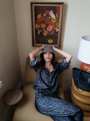 I hosted an intimate lunch this week to celebrate the new AW26 collection from @Helen Kaminski and invited some of my stylish friends along.  The new collection is all about contrast, with pieces sustainably made from natural textures and fibers, yet evoking the rhythm of the bustling city. I loved seeing how all my friends styled the accessories in their own way. The new season is going to be so gorgeous. #helenkaminski 