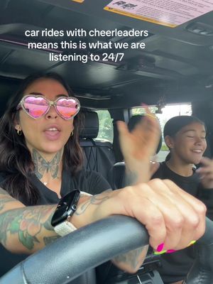 Everyone looking at us at a red light like 🧐
