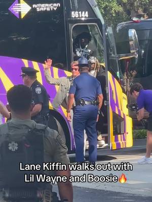 Lane Kiffin walking with Lil Wayne & Boosie at LSU’s Tiger Walk🐯 #LSU #Tigers #LaneKiffin #CollegeFootball  (via mccann_hunter)