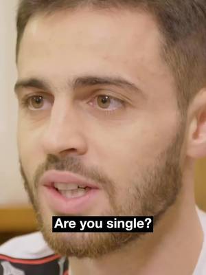 Before the Manchester derby in 2018, @ameliadimz and Bernardo Silva shared a beautiful moment over some chicken nuggets 🐔 #chickenshopdate #mancity #footballtiktok 