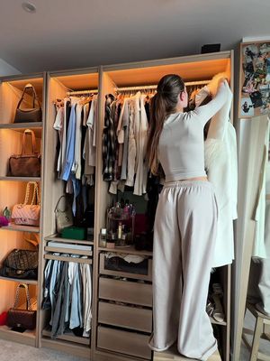 Let’s do a cosy September Sunday reset together🤭🍂🌧️🪵🧺 my absolute favourite thing to do is clean and reset my space when it’s raining outside there is simply nothing better😅  Full fit @Oner Active code MIA for money off🍯  #reset#sundayreset#cosy