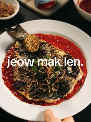 #ad Jeow Mak Len. The most versatile tomato dipping sauce, to enjoy all year round with @Mutti Pomodoro  Recipe: 398ml can Mutti Finely Chopped Polpa 20ml fish sauce 15g sugar 15ml lime juice 2 cloves finely minced, fried garlic Zest of ½ lime