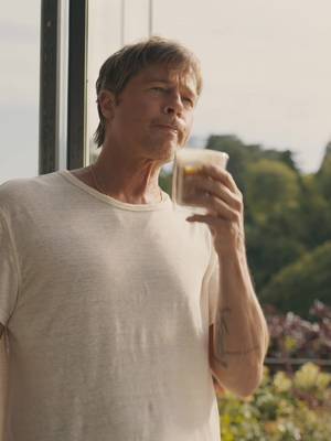 Introducing the co-stars of the century in one De'Longhi coffee advert: Brad Pitt and the 16 dogs who officially run his house. 🐾 Whether you're Team Hot Coffee, Team Cold Coffee, Team Just Trying To Survive Your Morning, with the Magnifica Duo you can enjoy coffee the Italian way: Perfetto and exactly the way you like it. ☕🧊 🎬 Directed by Spike Jonze #HotOrColdPerfetto 🐶☕ #baristatok #dogs #coffee 